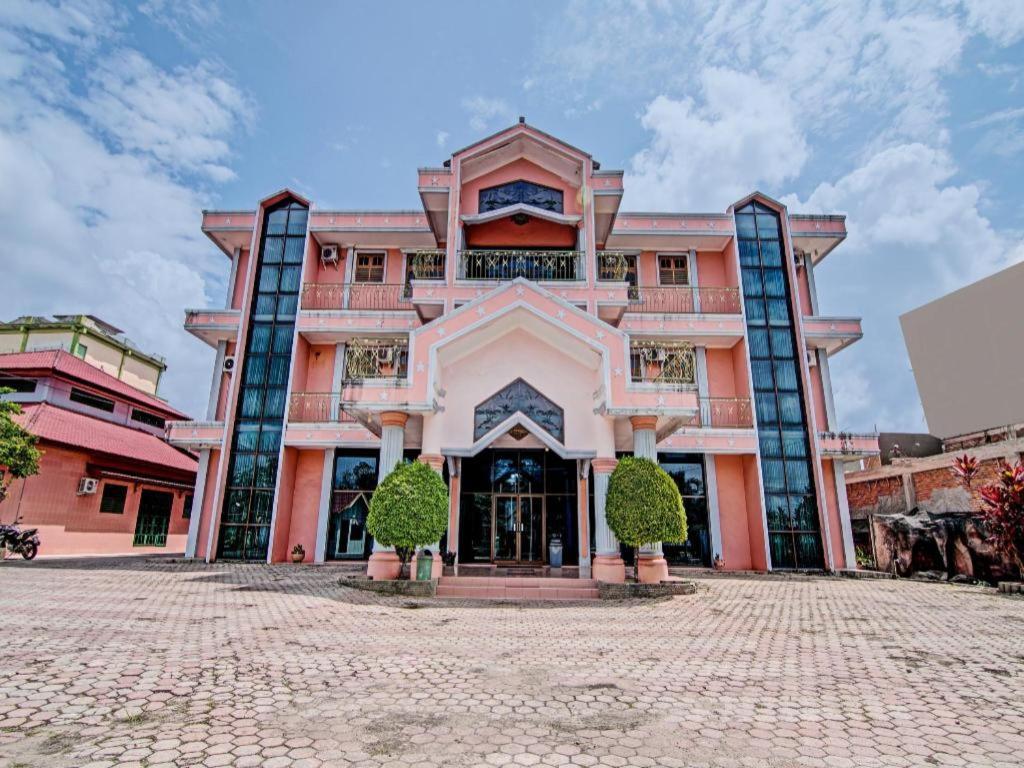 Oyo 92551 Netra Hotel Ujunbatu Экстерьер фото