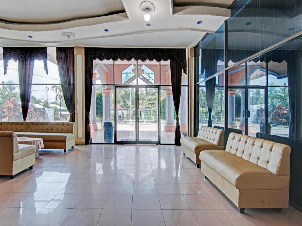 Oyo 92551 Netra Hotel Ujunbatu Экстерьер фото