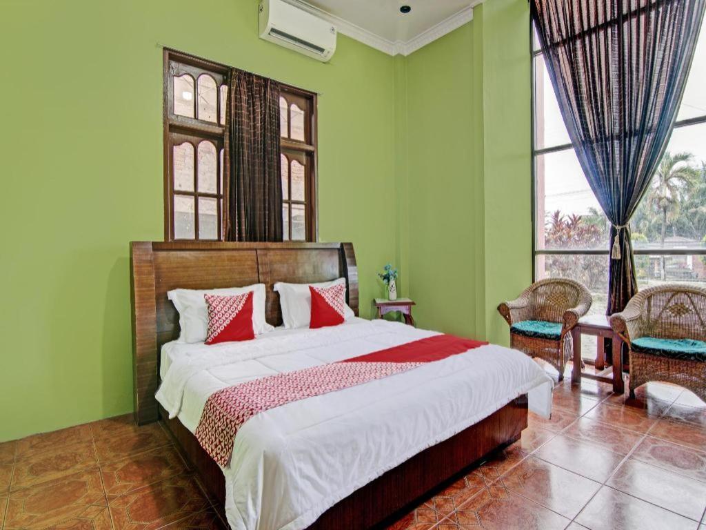 Oyo 92551 Netra Hotel Ujunbatu Экстерьер фото